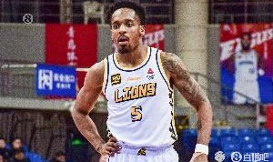 得分能力爆炸！小巴里-布朗出战26分钟 24中14砍全场最高31分！