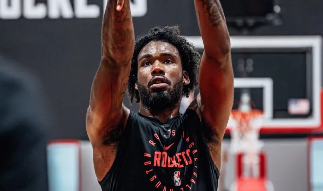 防守大闸！火箭社媒晒伊森现身火箭训练馆的训练组图